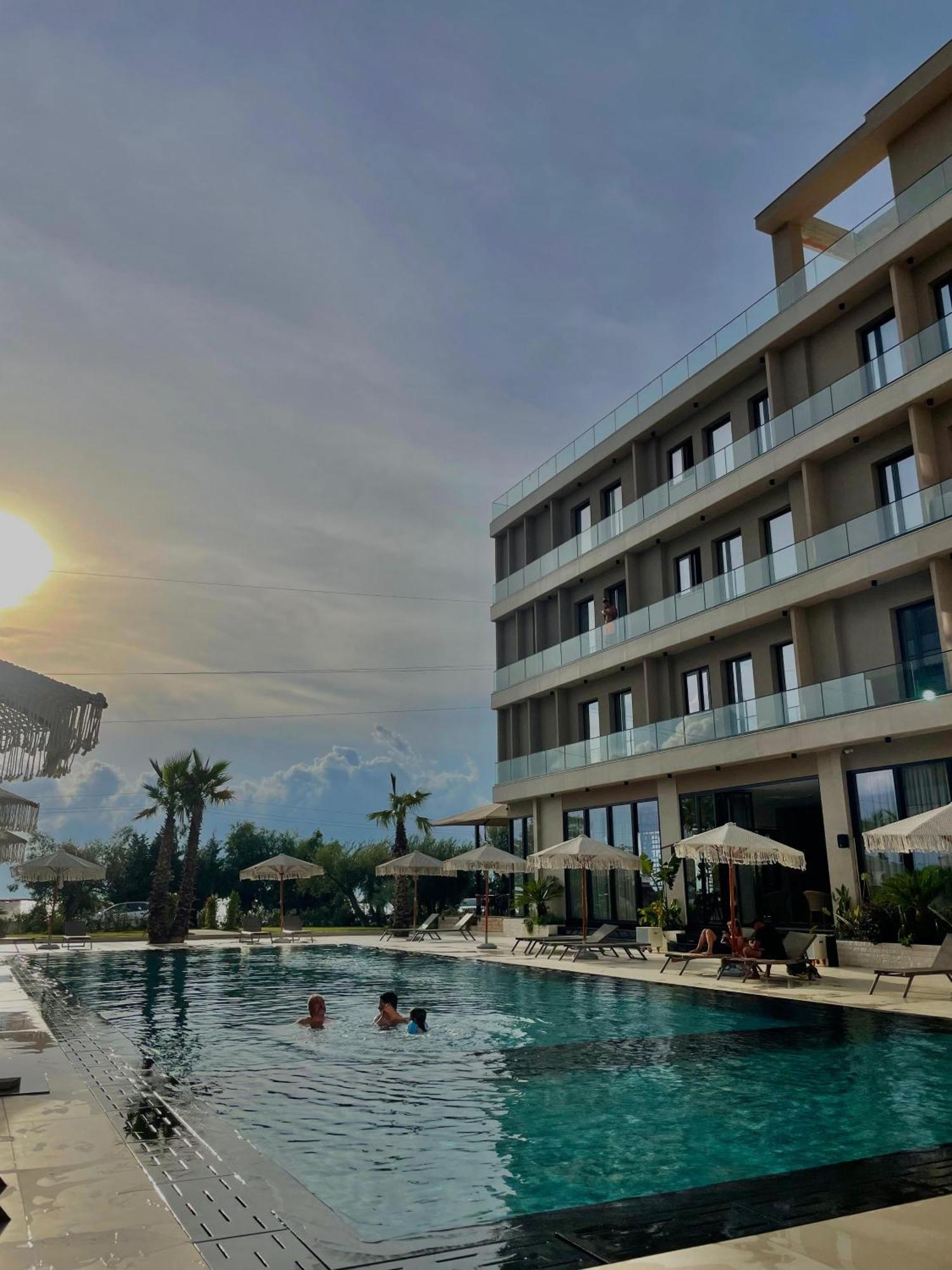 Tris3 Hotel Radhime Bagian luar foto