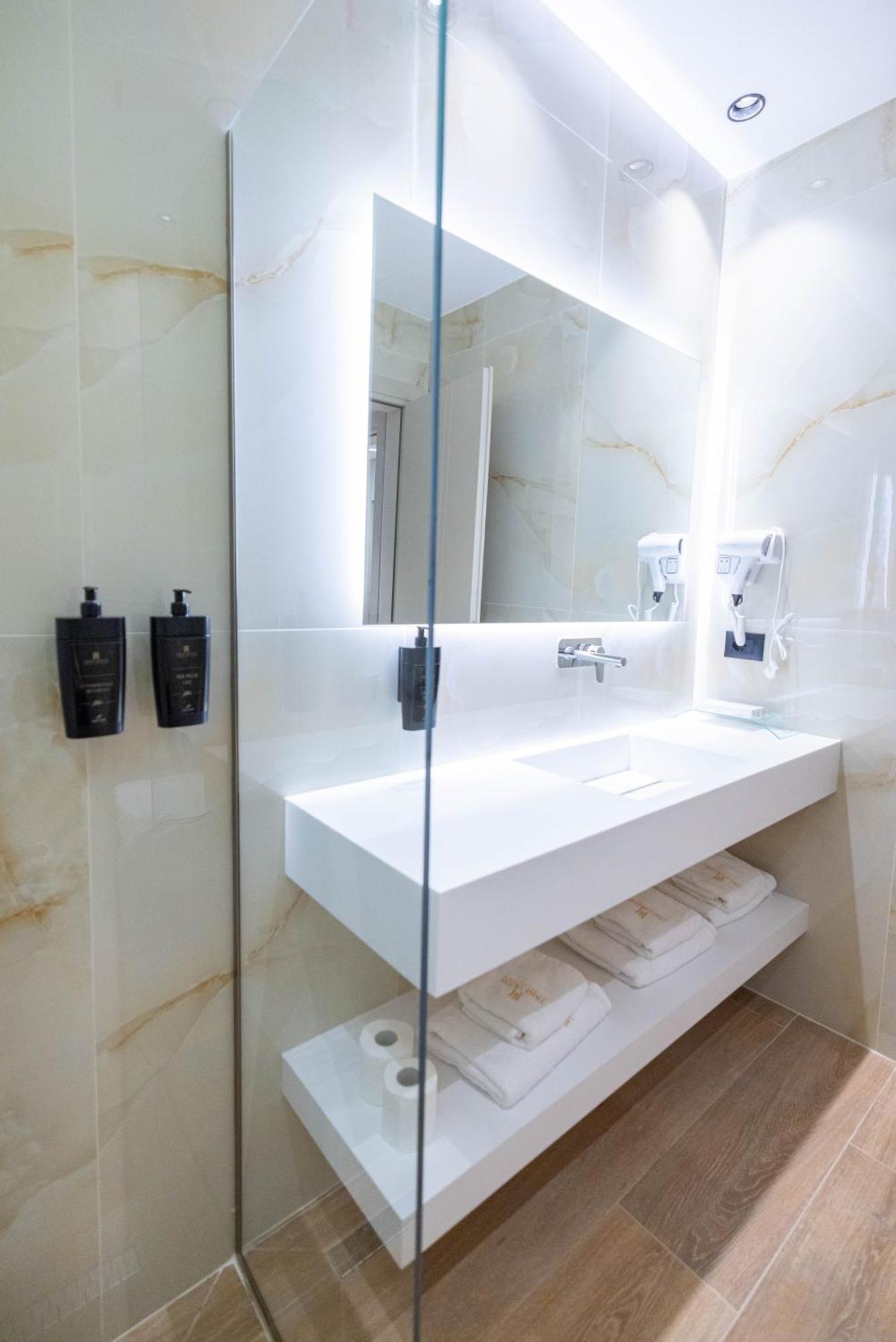 Tris3 Hotel Radhime Bagian luar foto