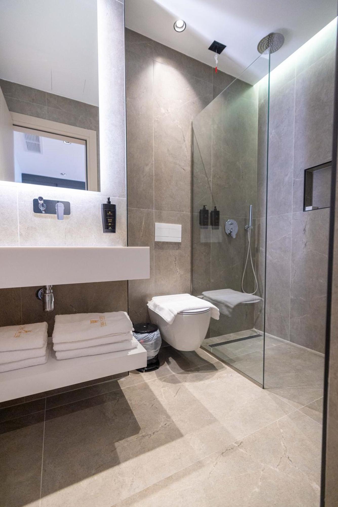 Tris3 Hotel Radhime Bagian luar foto