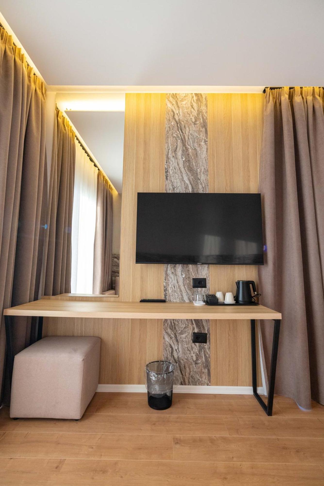 Tris3 Hotel Radhime Bagian luar foto